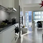 Stylish & Spacious Near Center 公寓