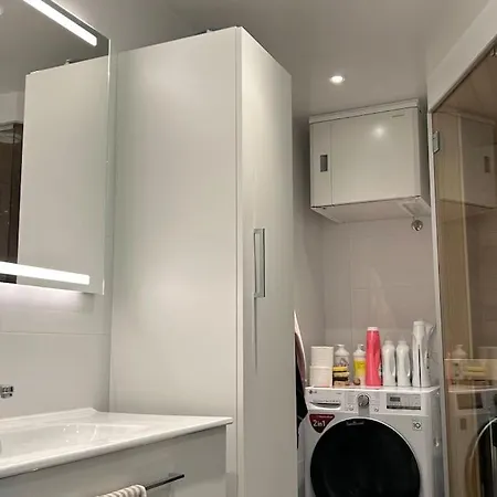 Stylish & Spacious Near Center 아파트 *