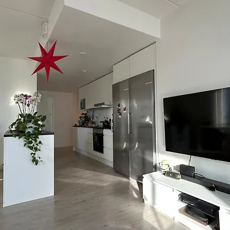 Stylish & Spacious Near Center *