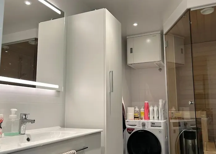 Stylish & Spacious Near Center Apartment *