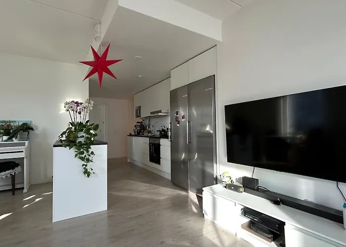 Stylish & Spacious Near Center *