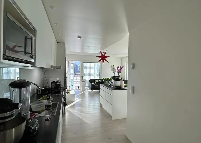 Stylish & Spacious Near Center